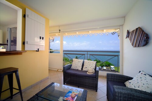 Spacious 3-bedroom apartment with sea view and pool access for 7