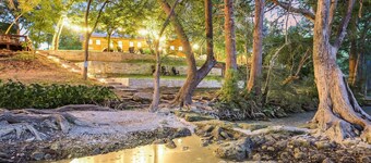 Cozy King Cabin in Downtown Wimberley