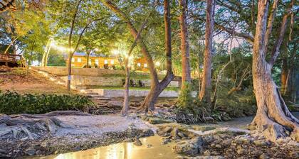 Cozy King Cabin in Downtown Wimberley