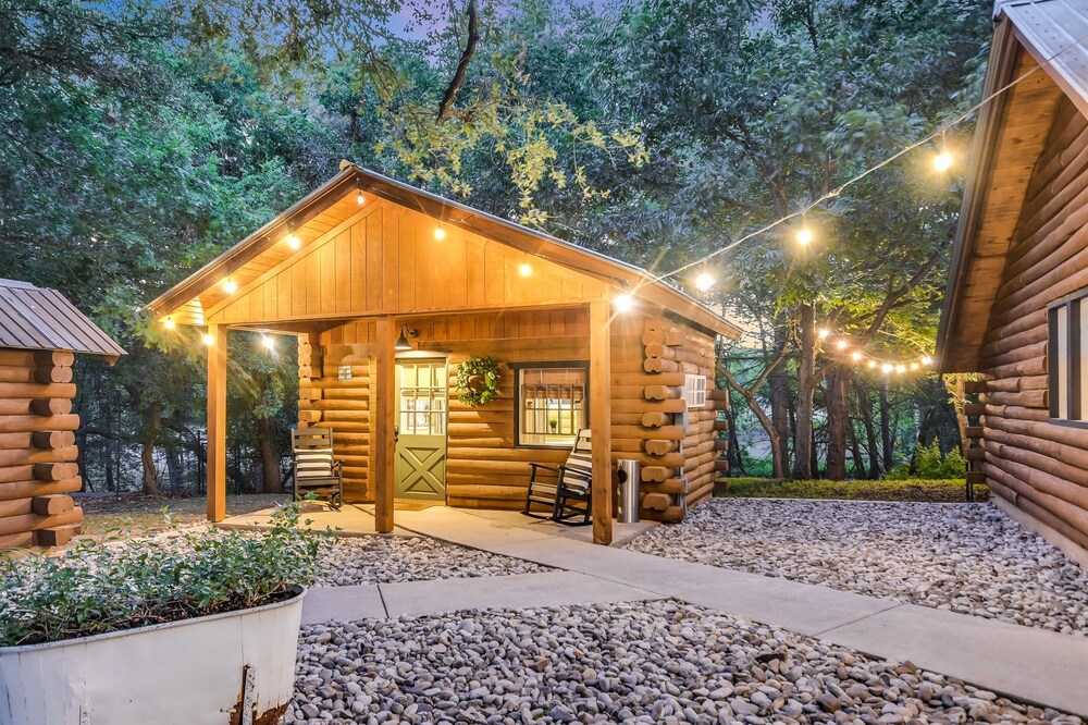 Cabins on the Square: Cozy Cabin #4