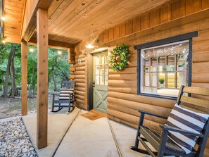 Terrace/patio - Cabins on the Square: Cozy Cabin #4 (Wimberley)
