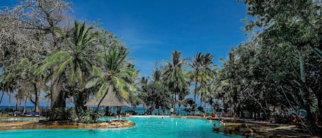 Piscine extérieure, parasols de plage, chaises longues