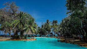 Kolam renang outdoor