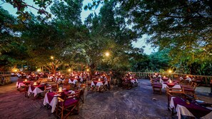 2 restaurantes; se sirven desayunos y cocina local e internacional 