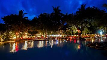 Voorkant accommodatie - avond/nacht