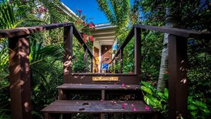 Un escalier en bois mène à une suite nuptiale, et une pancarte est placée au-dessus.