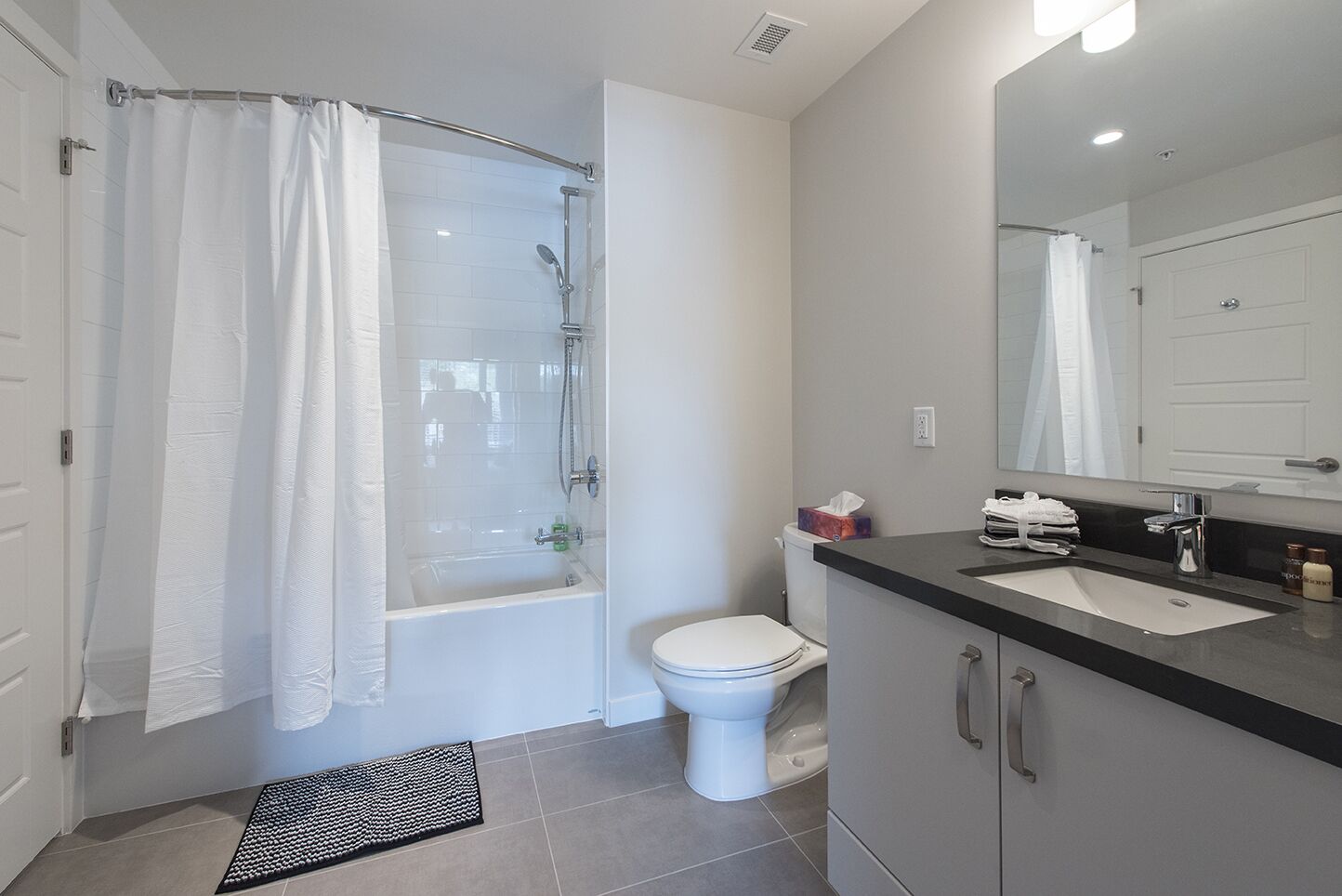 Immaculate 2 Bedroom Lower Lonsdlae