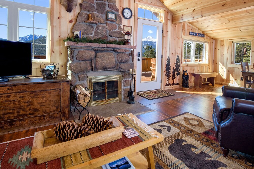 Vintage Estes Cabin with BIG Views & near Rocky Mountain National Park entrance