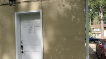 Premium Suite B (Entrance down driveway to back of house, turn right, up 3 wooden steps) | Pelan lantai