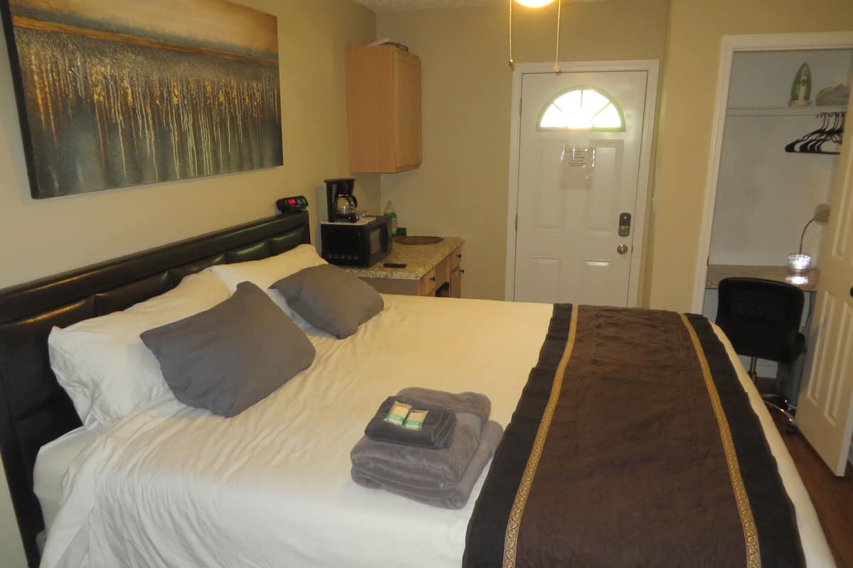 Premium Studio A (Private Entrance top of driveway, front left side of house) | 1 bedroom, Egyptian cotton sheets, premium bedding, down duvets