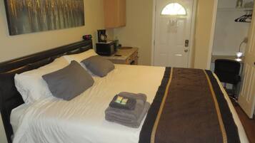 Premium Studio A (Private Entrance top of driveway, front left side of house) | 1 kamar tidur, seprai katun Mesir, dan seprai premium