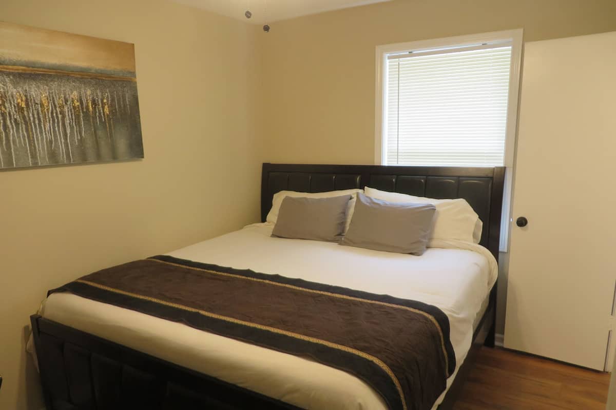 Deluxe Studio #1 (Enter through front door, up the stairs on left, large #1 on door) | 1 bedroom, Egyptian cotton sheets, premium bedding, down duvets