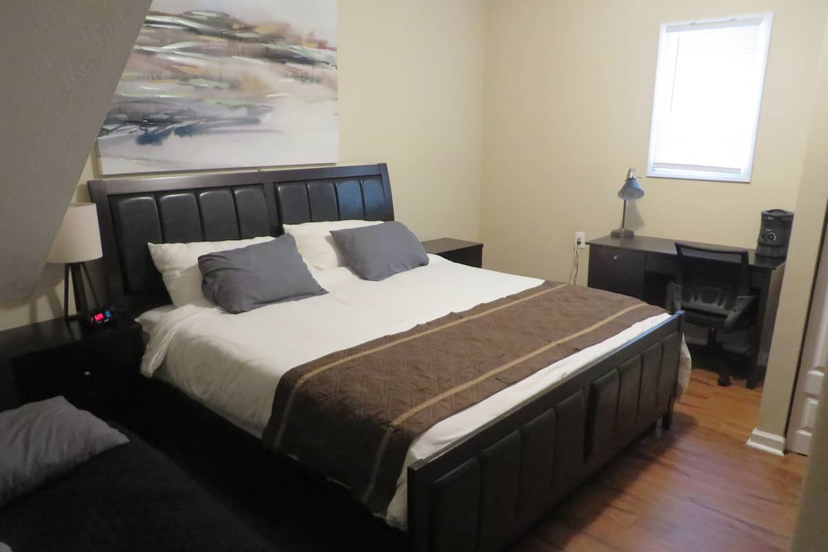 Premium Suite B (Entrance down driveway to back of house, turn right, up 3 wooden steps) | 1 bedroom, Egyptian cotton sheets, premium bedding, down duvets