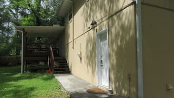 Premium Suite B (Entrance down driveway to back of house, turn right, up 3 wooden steps) | 1 bilik tidur, cadar kapas Mesir, peralatan tempat tidur premium