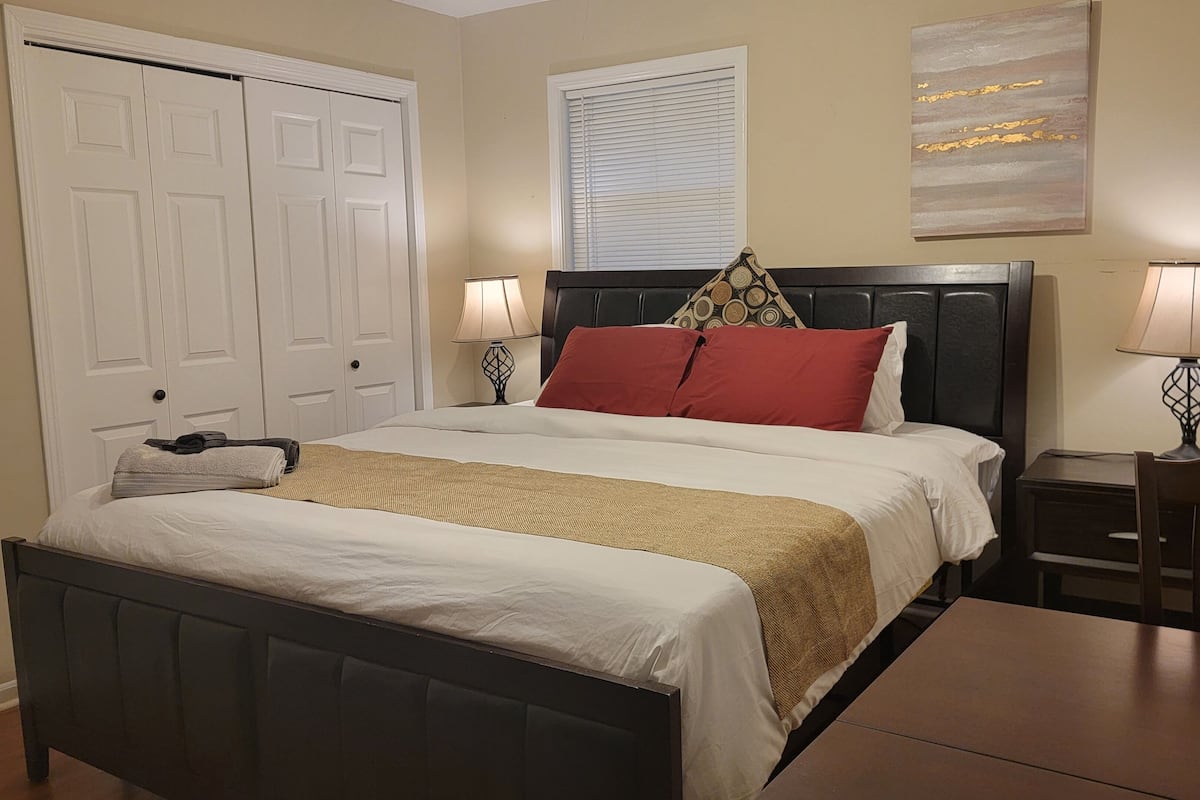 Deluxe Comfort Ste #3 (Through front door, up the stairs on left, straight ahead, large #3 on door) | 1 bedroom, Egyptian cotton sheets, premium bedding, down duvets
