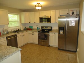 Shared fridge, microwave - The King Suites (Atlanta)