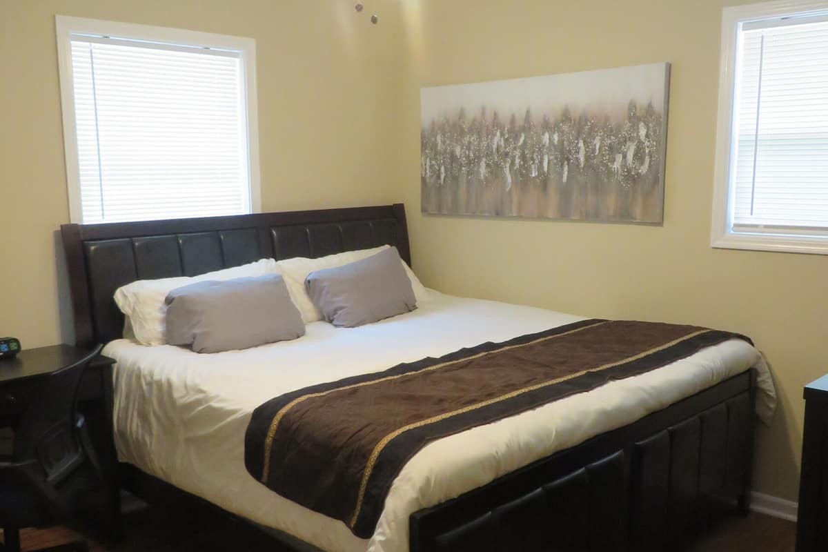 Deluxe Studio Suite #2 (Enter through front door, up the stairs on left, large #2 on door) | 1 bedroom, Egyptian cotton sheets, premium bedding, down duvets