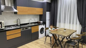 Refrigerador con freezer, placa de cocina, lavavajillas, cafetera/tetera