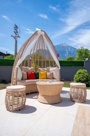 Desk, soundproofing, free WiFi, bed sheets