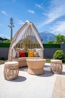 Desk, soundproofing, free WiFi, bed sheets