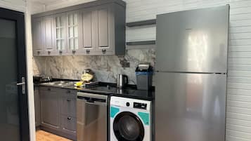 Desk, soundproofing, free WiFi, bed sheets