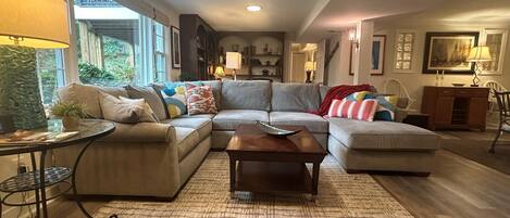 Älytelevisio, takka, kirjoja, työhuone