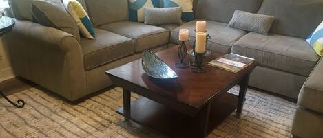 Smart TV, chimenea, libros, oficina