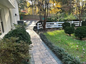 Property grounds - Super Clean luxury flat near the James River in park-like setting. (Richmond)