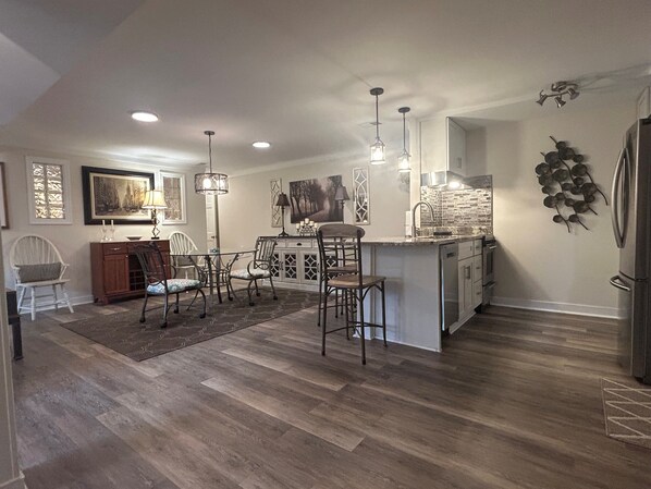 Dining - Super Clean luxury flat near the James River in park-like setting. (Richmond)