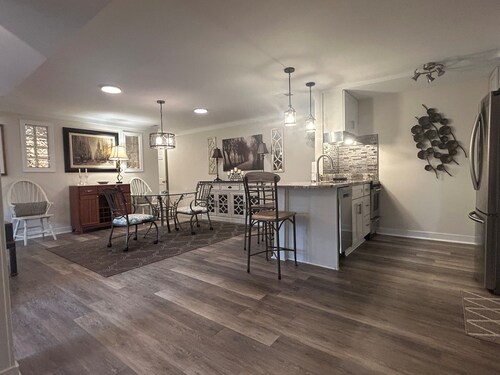 Super Clean luxury flat near the James River in park-like setting. 