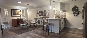 Super Clean luxury flat near the James River in park-like setting. 