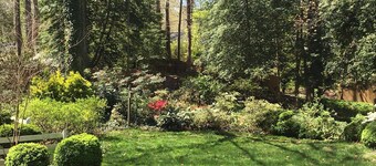 Super Clean luxury flat near the James River in park-like setting. 