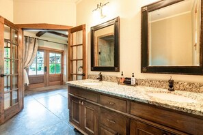 Ducha, secador de pelo, toallas