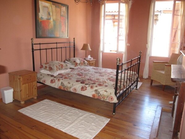 3 makuuhuonetta, silitysrauta/-lauta, Wi-Fi