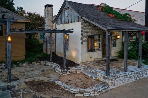 Loeffler-Weber Cabin w/personal hot tub and fireplace, on Main St.