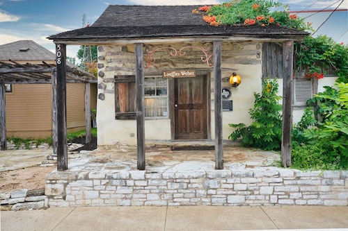 Loeffler-Weber Cabin w/personal hot tub and fireplace, on Main St.