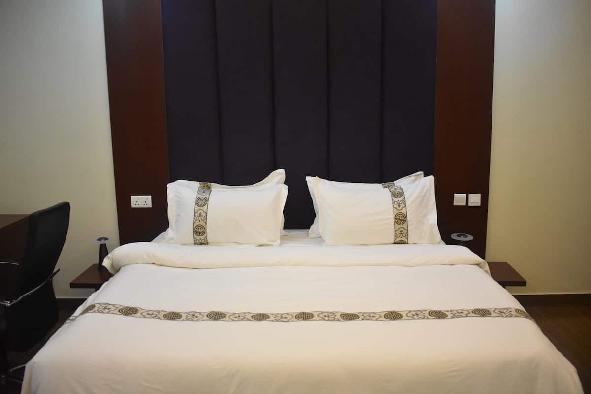 Luxury-Doppelzimmer | Minibar, Schreibtisch, Verdunkelungsvorhänge, Zustellbetten