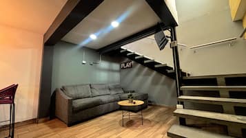 Floor 2BR/1BA TJ Border Suites 03 | Área de sala de estar | Smart TV de 32 pulgadas con canales digitales y televisión