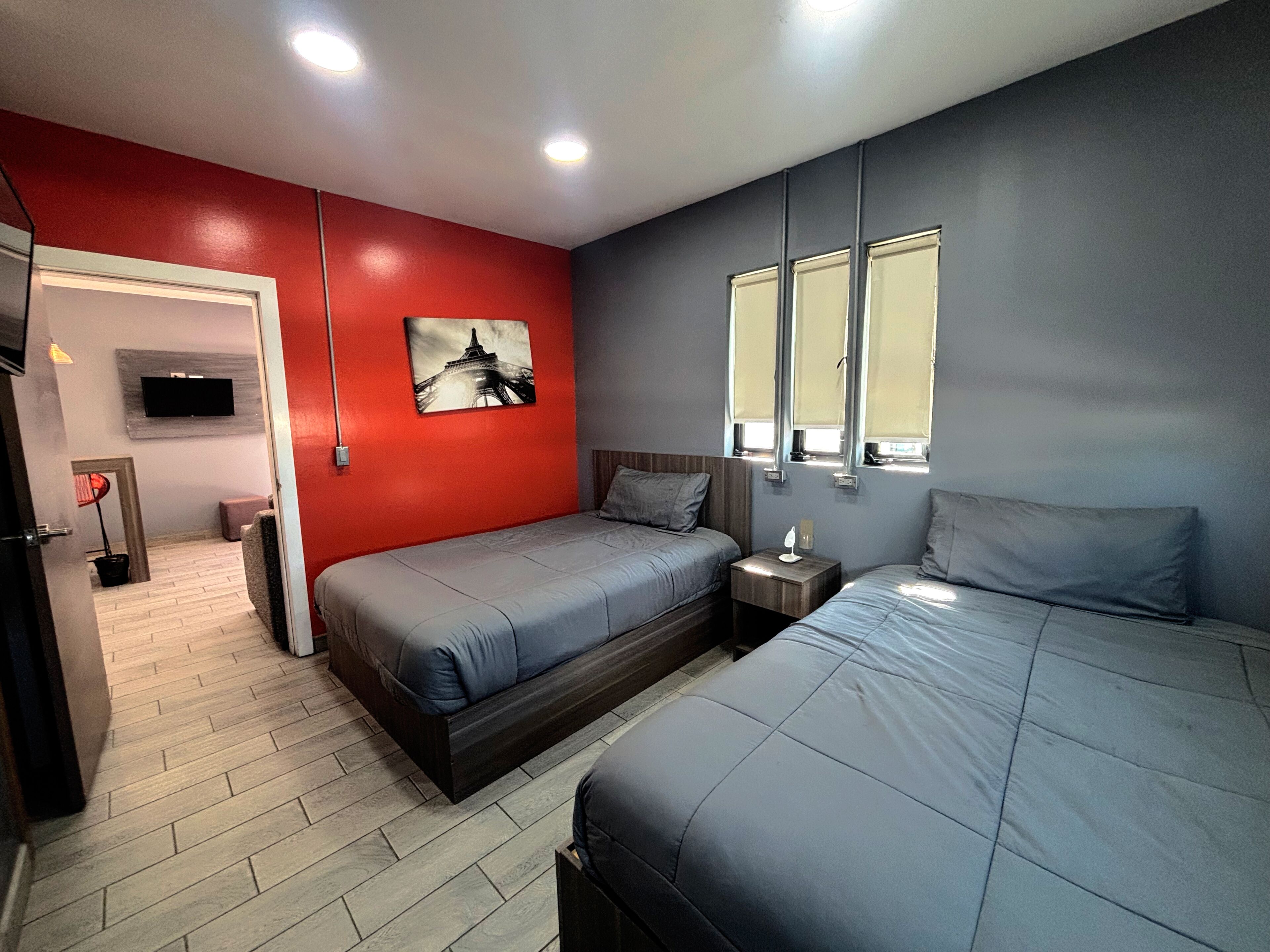 Tabla de planchar con plancha, wifi gratis y ropa de cama 
