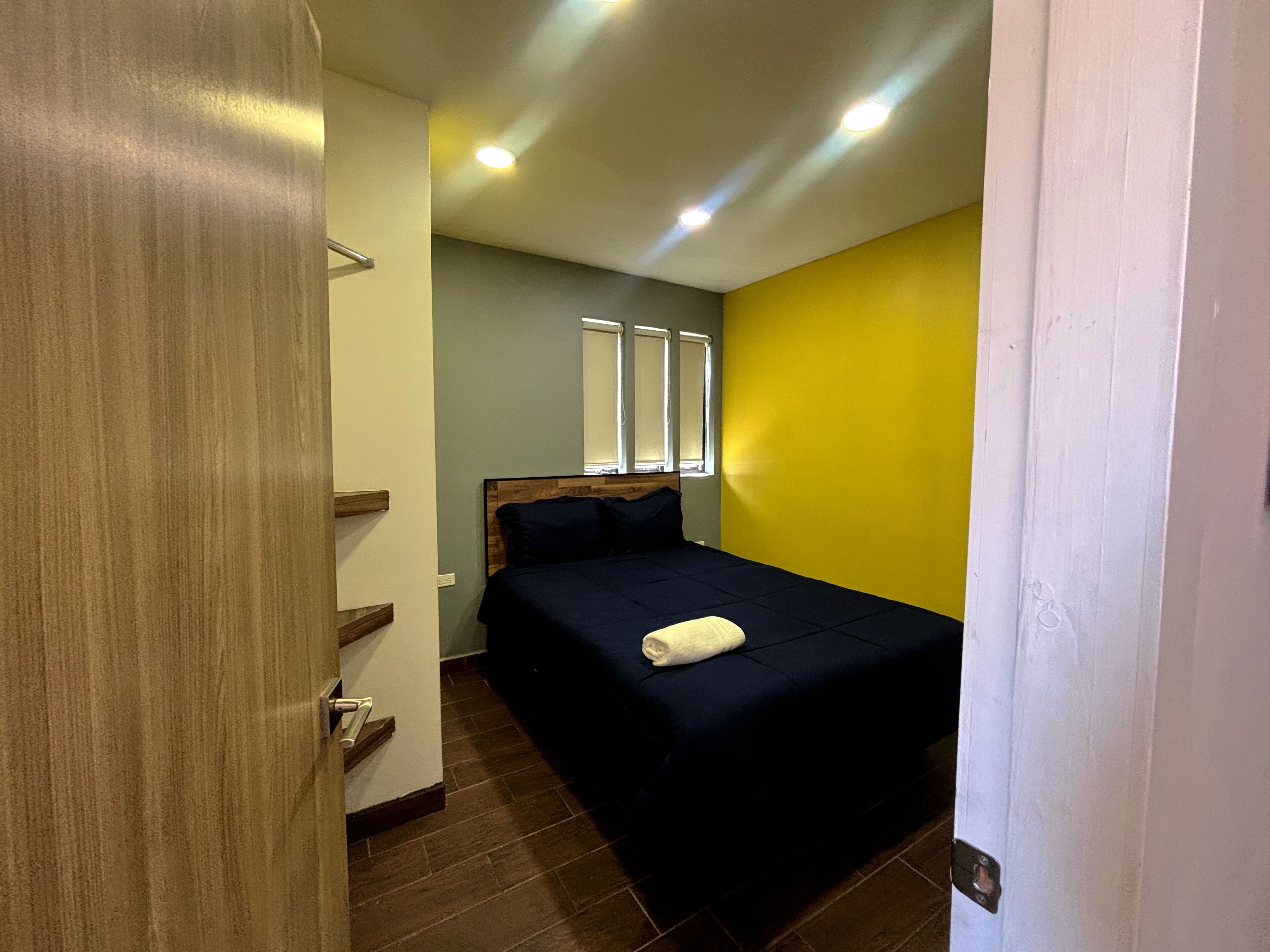 Tabla de planchar con plancha, wifi gratis y ropa de cama 