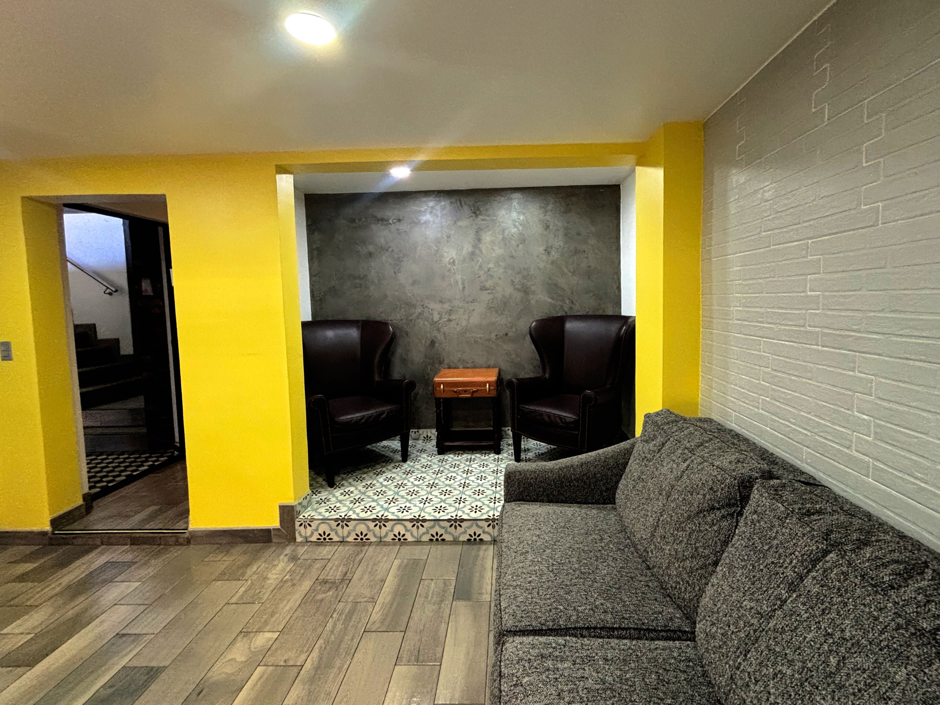 Tabla de planchar con plancha, wifi gratis y ropa de cama 