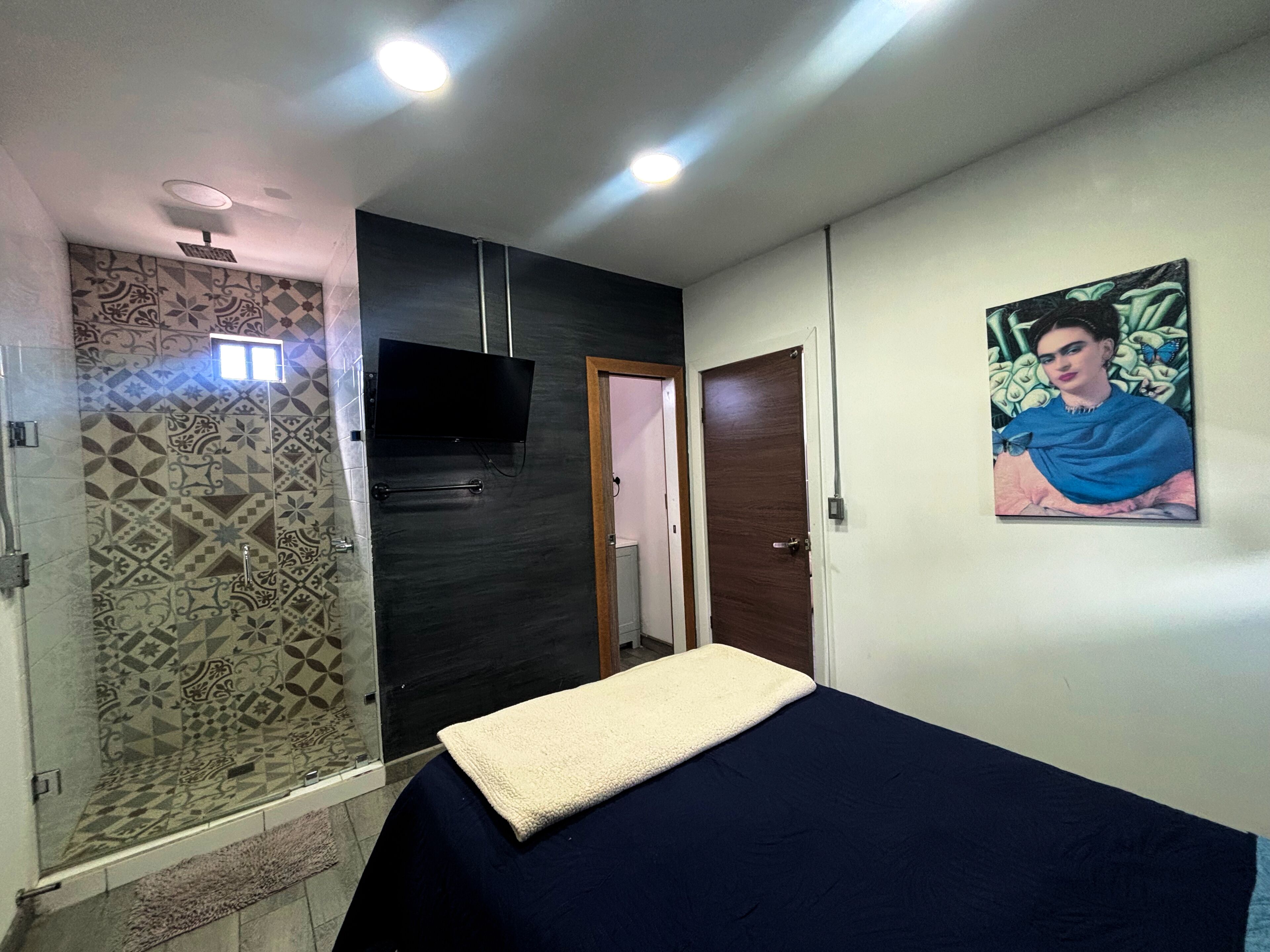 Tabla de planchar con plancha, wifi gratis y ropa de cama 