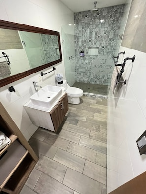 Cozy 2BR/1BA TJ Border Suites 01 | Salle de bain | Douche à « effet pluie », articles de toilette gratuits