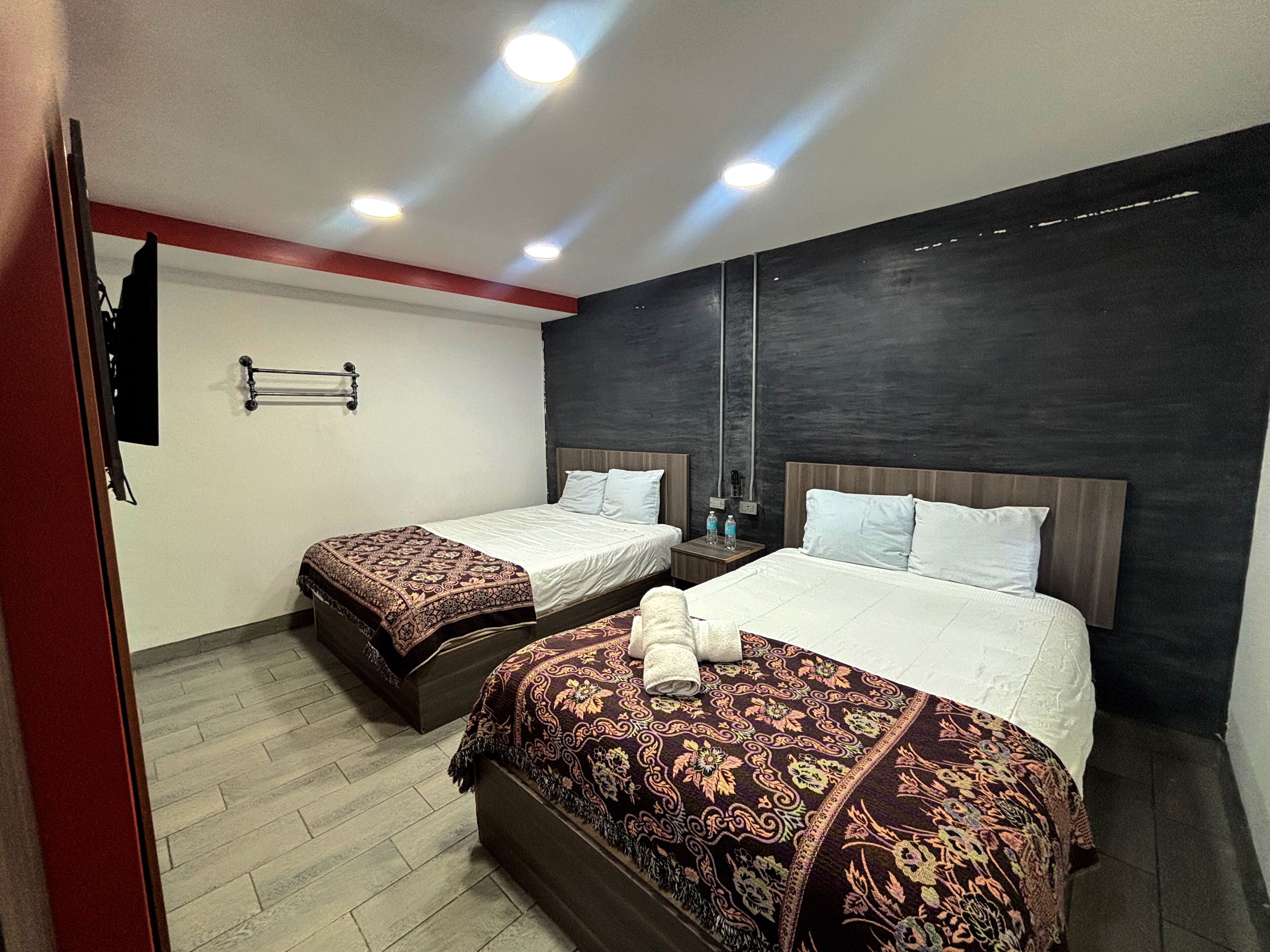 Tabla de planchar con plancha, wifi gratis y ropa de cama 