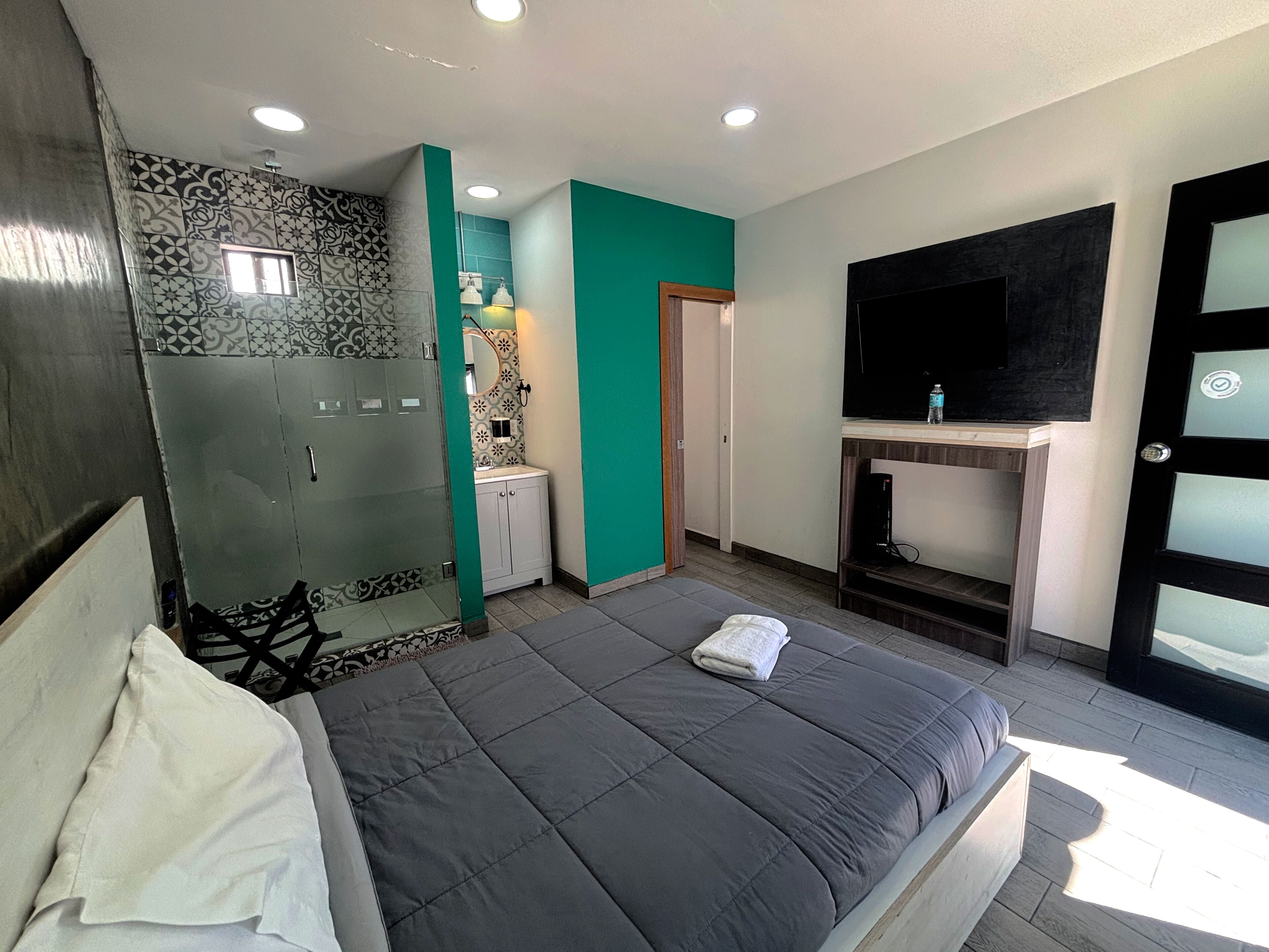 Tabla de planchar con plancha, wifi gratis y ropa de cama 