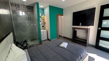 Cubrecamas, tabla de planchar con plancha, wifi gratis y ropa de cama