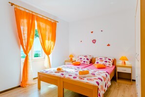 3 habitaciones, tabla de planchar con plancha, wifi y ropa de cama 