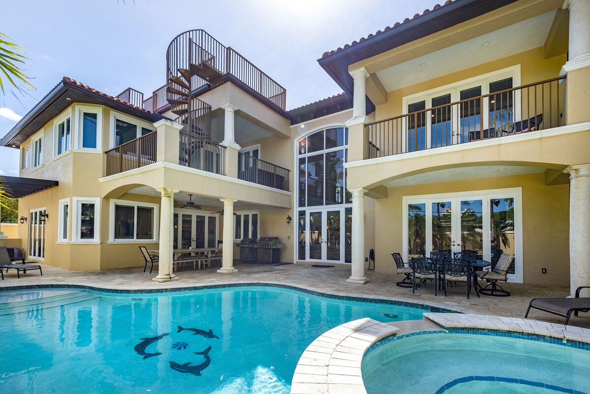 Stunning Beach House-Steps to Beach. JULY 4th OPEN Walk restaurants, shops, park