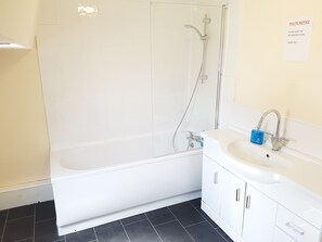 Shared bathroom - Alexandra House (Birkenhead)