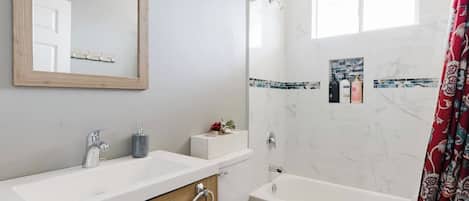 Handtücher, Seife, Shampoo, Toilettenpapier